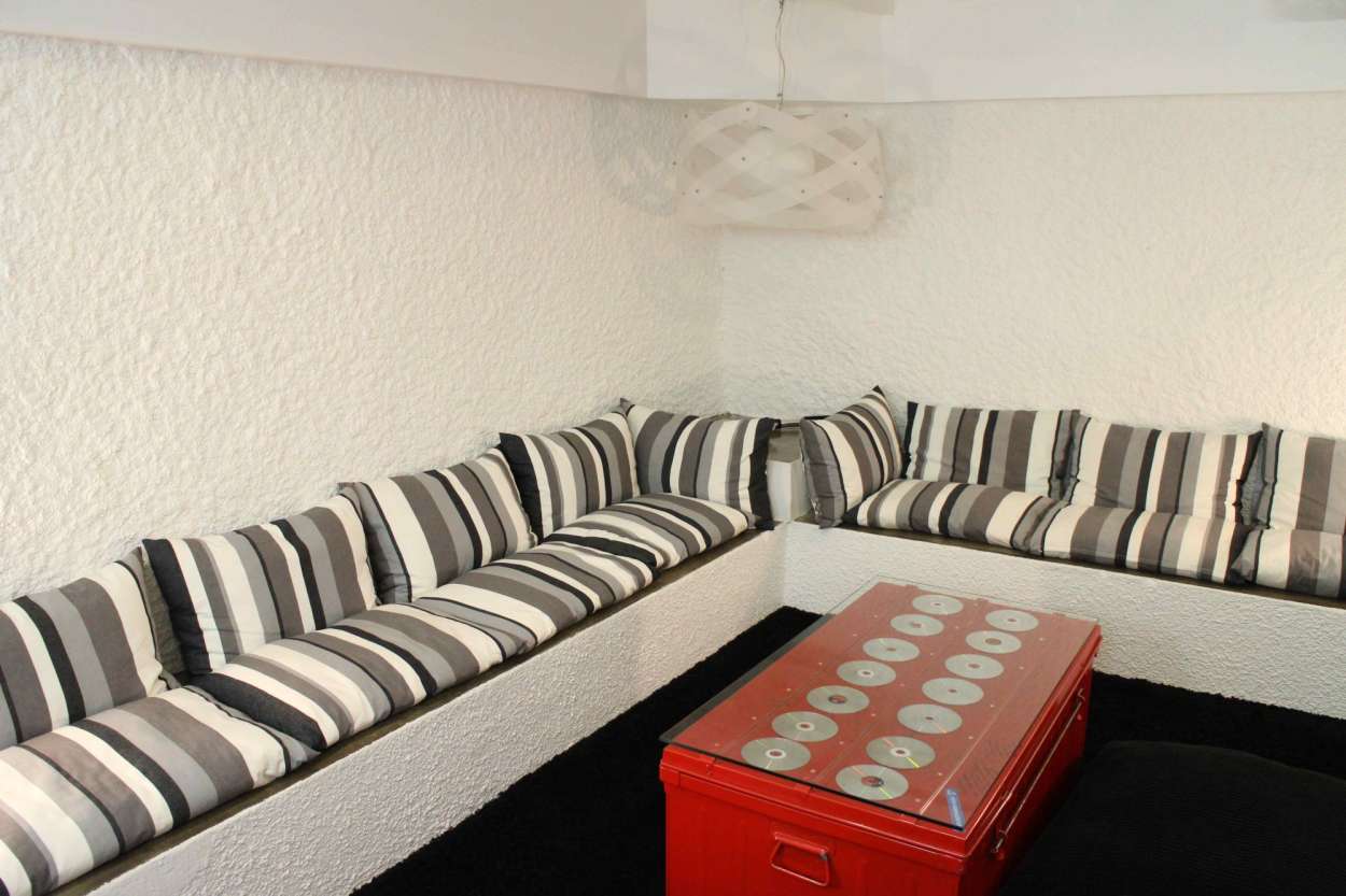 Airbnb, Basement Apartment, Porto, Portugal, Seating area